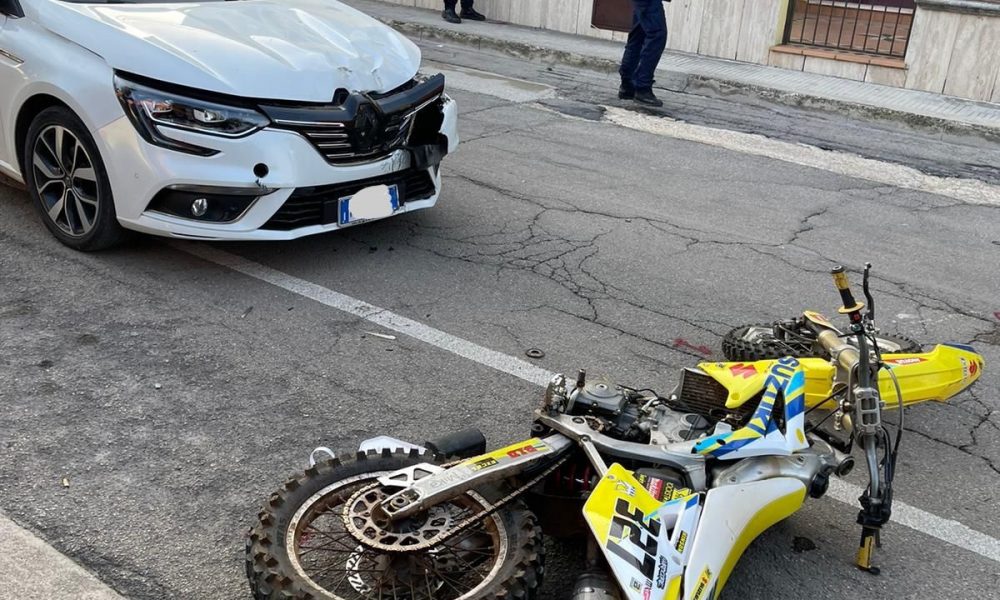 Frontale A Tricase Scontro Moto Auto E Volo Sul Tettuccio Il Gallo