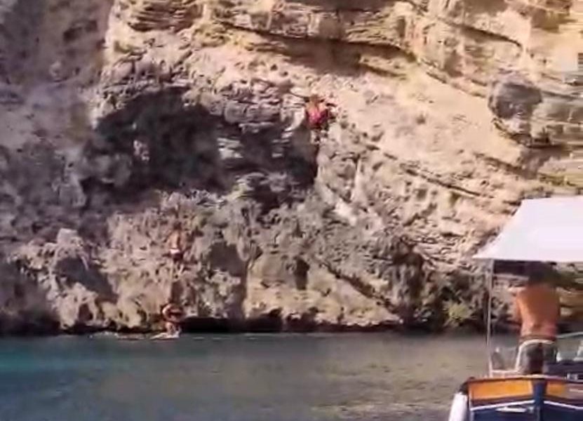 Si arrampica per un tuffo, precipita sulla scogliera