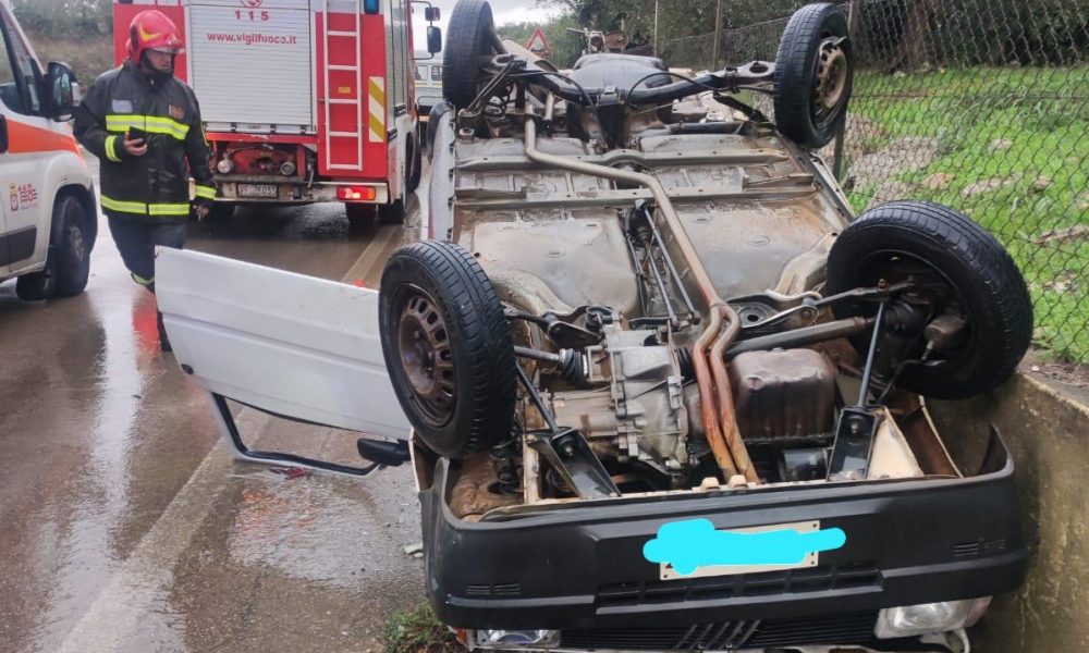 Scontro Sotto La Pioggia, Auto Cappottata: Spaventoso Incidente A ...